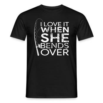 Ich liebe es, wenn sie sich über lustige Fischerei beugt - Männer T-Shirt - Schwarz - Vorne - AI Model Male 178 light (178cm)