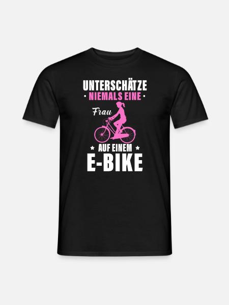 Unterschätze Niemals Eine Frau Auf Einem E Bike - Männer T-Shirt - Schwarz