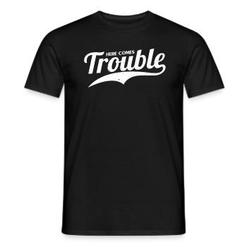 Here Comes Trouble Funny Trouble Maker - Männer T-Shirt - Schwarz - Vorne - AI Model Male 178 light (178cm)