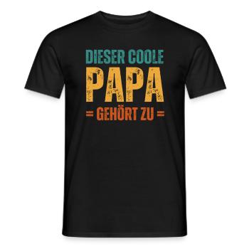 Dieser coole Papa gehört zu Personalisiert - Männer T-Shirt - Schwarz - Vorne - AI Model Male 178 light (178cm)