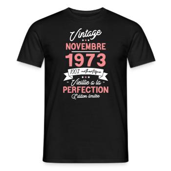 Cadeau Anniversaire Novembre 1973 50 Ans - Männer T-Shirt - Schwarz - Vorne - AI Model Male 178 light (178cm)