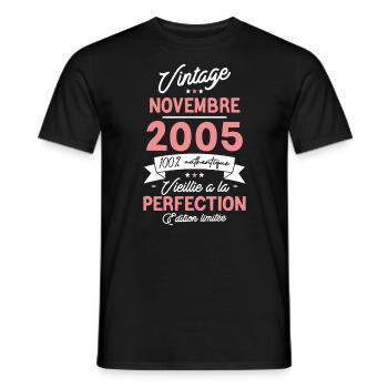 Cadeau Anniversaire Novembre 2005 18 Ans - Männer T-Shirt - Schwarz - Vorne - AI Model Male 178 light (178cm)