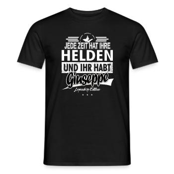 Jede Zeit hat Ihre Helden Ihr habt Giuseppe - Männer T-Shirt - Schwarz - Vorne - AI Model Male 178 light (178cm)
