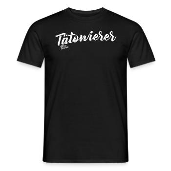 Tätowierer is a leiwande Hockn - Männer T-Shirt - Schwarz - Vorne - AI Model Male 178 light (178cm)