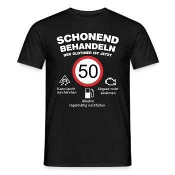 Der Oldtimer wird 50 Jahre alt lustige Auto Spruch - Männer T-Shirt - Schwarz - Vorne - AI Model Male 178 light (178cm)