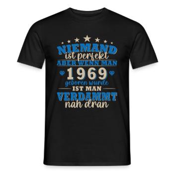 Niemand ist perfekt 1969 - Männer T-Shirt - Schwarz - Vorne - AI Model Male 178 light (178cm)