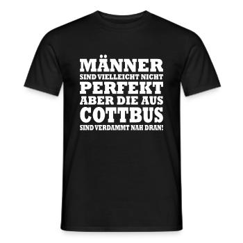 Männer sind nicht perfekt, aber die aus COTTBUS - Männer T-Shirt - Schwarz - Vorne - AI Model Male 178 light (178cm)