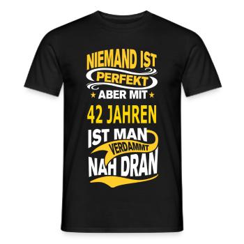 42 JAHREN - Männer T-Shirt - Schwarz - Vorne - AI Model Male 178 light (178cm)