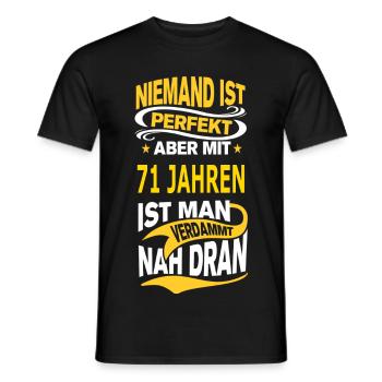 71 JAHREN - Männer T-Shirt - Schwarz - Vorne - AI Model Male 178 light (178cm)