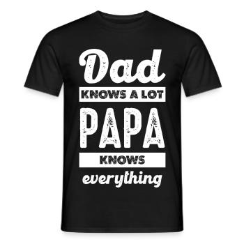 Vaterweisheit: Er weiß alles - Männer T-Shirt - Schwarz - Vorne - AI Model Male 178 light (178cm)