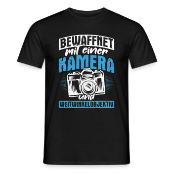 Bewaffnet mit einer KAMERA und WEITWINKELOBJEKTIV - Männer T-Shirt - Schwarz - Vorne - AI Model Male 178 light (178cm)