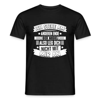 Ich Stehe Am Anderen Ende Der Nadel Also Leg Dich - Männer T-Shirt - Schwarz - Vorne - AI Model Male 178 light (178cm)