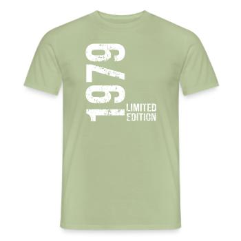 Edition Limitée De 1979 - T-shirt homme - vert sauge - Devant - AI Model Male 178 light (178cm)