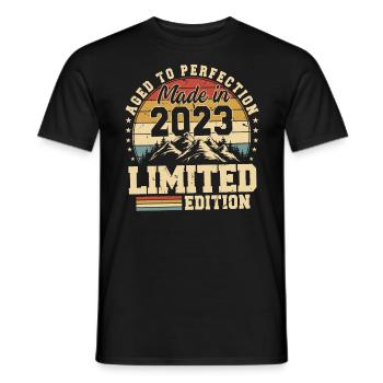Einzigartig seit 2023 - Männer T-Shirt - Schwarz - Vorne - AI Model Male 178 light (178cm)