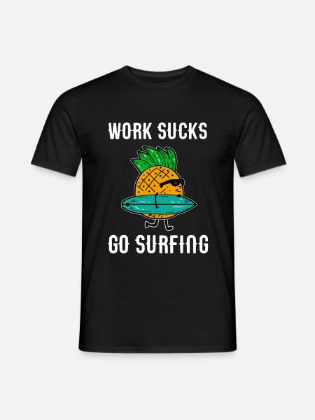 Work sucks go surfing - Ananas Surfer - Männer T-Shirt - Schwarz