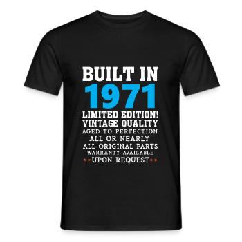 Erbaut im Jahre 1971 - Built in 1971 - Männer T-Shirt - Schwarz - Vorne - AI Model Male 178 light (178cm)