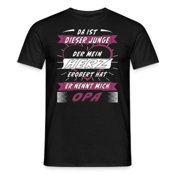 JUNGE DER MEIN HERZ EROBERT HAT ER NENNT MICH OPA - Männer T-Shirt - Schwarz - Vorne - AI Model Male 178 light (178cm)