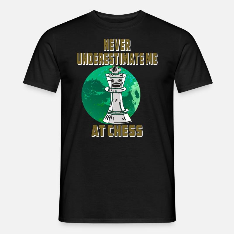 NEVER UNDERESTIMATE ME AT CHESS - Men’s T-shirt - black