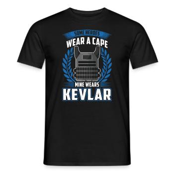 Mein Held Trägt Kevlar - Freundin Eines Polizisten - Männer T-Shirt - Schwarz - Vorne - AI Model Male 178 light (178cm)