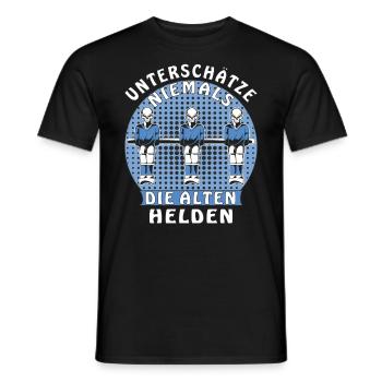 UNTERSCHÄTZE NIEMALS DIE ALTEN HELDEN - Männer T-Shirt - Schwarz - Vorne - AI Model Male 178 light (178cm)