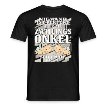 ZWILLINGS ONKEL - Männer T-Shirt - Schwarz - Vorne - AI Model Male 178 light (178cm)
