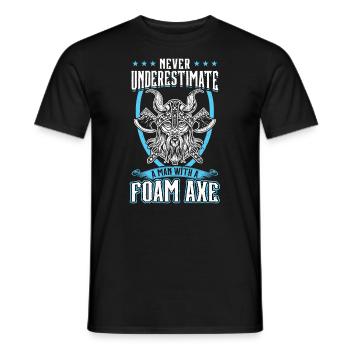 Never Underestimate A Man With A Foam Axe Larping - Männer T-Shirt - Schwarz - Vorne - AI Model Male 178 light (178cm)