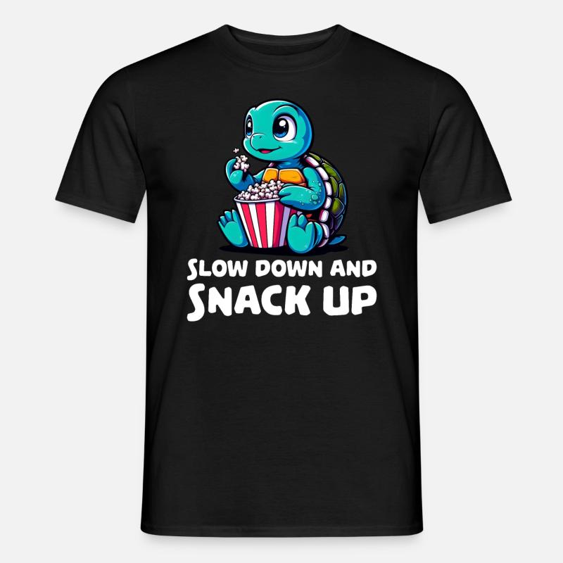 Slow down and snack up - Männer T-Shirt - Schwarz