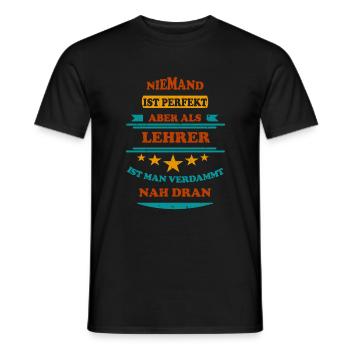 Niemand ist perfekt Lehrer Retro - Männer T-Shirt - Schwarz - Vorne - AI Model Male 178 light (178cm)