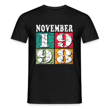 Novembre 1998 Anniversaire Novembre 1998 Novembre - T-shirt homme - noir - Devant - AI Model Male 178 light (178cm)