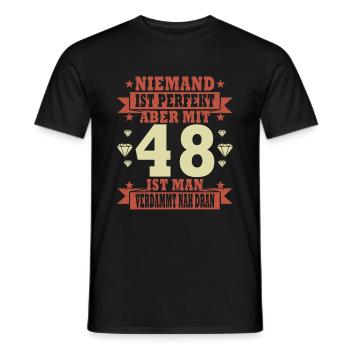 Niemand ist perfekt. Aber mit 48 ist man nah dran. - Männer T-Shirt - Schwarz - Vorne - AI Model Male 178 light (178cm)