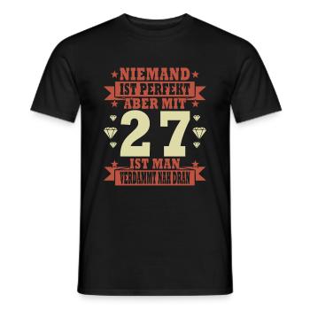 Niemand ist perfekt. Aber mit 27 ist man nah dran. - Männer T-Shirt - Schwarz - Vorne - AI Model Male 178 light (178cm)
