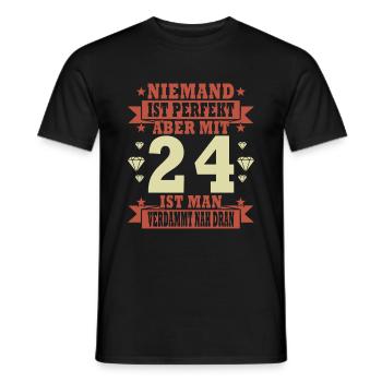 Niemand ist perfekt. Aber mit 24 ist man nah dran. - Männer T-Shirt - Schwarz - Vorne - AI Model Male 178 light (178cm)