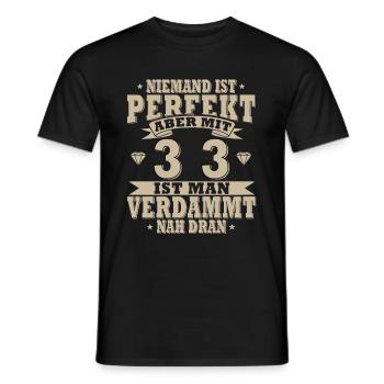 Niemand ist perfekt. Aber mit 33 ist man nah dran. - Männer T-Shirt - Schwarz - Vorne - AI Model Male 178 light (178cm)