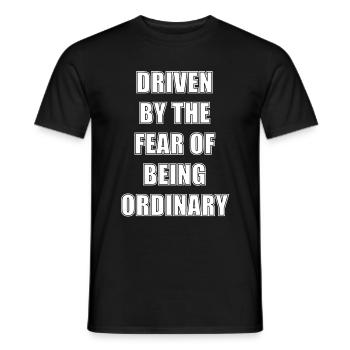 Poussé par la peur d’être ordinaire - T-shirt homme - noir - Devant - AI Model Male 178 light (178cm)