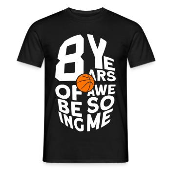8 ANS À ÊTRE UN BASKET GÉNIAL 8E ANNIVERSAIRE - T-shirt homme - noir - Devant - AI Model Male 178 light (178cm)
