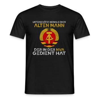 Unterschätze nie einen alten Mann aus der NVA - Männer T-Shirt - Schwarz - Vorne - AI Model Male 178 light (178cm)