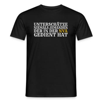 Unterschätze nie jemanden aus der NVA - Männer T-Shirt - Schwarz - Vorne - AI Model Male 178 light (178cm)