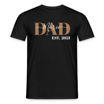 MARIE - DAD EST. 2021 - DADDY SINCE 2021 - BABY - Männer T-Shirt - Schwarz - Vorne - AI Model Male 178 light (178cm)