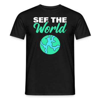 See The World Weltreisender - Männer T-Shirt - Schwarz - Vorne - AI Model Male 178 light (178cm)