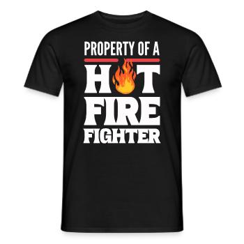 Property Of A Hot Firefighter Feuerwehrkapitän - Männer T-Shirt - Schwarz - Vorne - AI Model Male 178 light (178cm)
