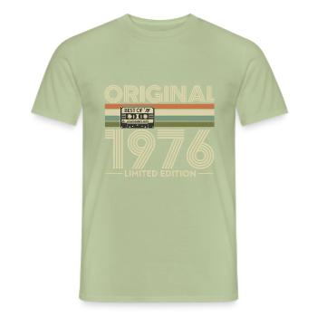 1976 - Männer T-Shirt - Sage - Vorne - AI Model Male 178 light (178cm)