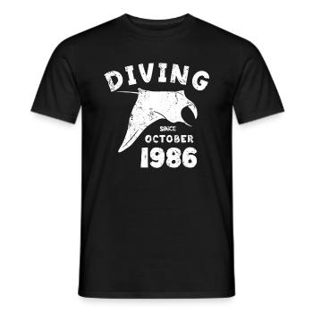 Anniversaire du plongeur - Plongée depuis octobre 1986 - T-shirt homme - noir - Devant - AI Model Male 178 light (178cm)