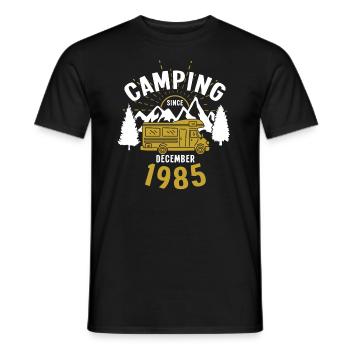 Anniversaire: Camping depuis décembre 1985 Camping-car - T-shirt homme - noir - Devant - AI Model Male 178 light (178cm)
