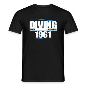 Anniversaire du plongeur - Plongée depuis décembre 1961 - T-shirt homme - noir - Devant - AI Model Male 178 light (178cm)