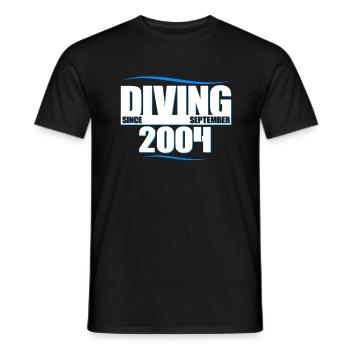 Anniversaire du plongeur - Plongée depuis septembre 2004 - T-shirt homme - noir - Devant - AI Model Male 178 light (178cm)