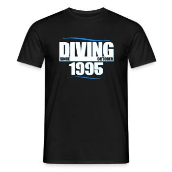 Anniversaire du plongeur - Plongée depuis octobre 1995 - T-shirt homme - noir - Devant - AI Model Male 178 light (178cm)