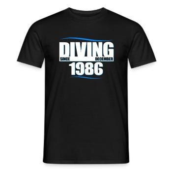 Anniversaire du plongeur - Plongée depuis décembre 1986 - T-shirt homme - noir - Devant - AI Model Male 178 light (178cm)