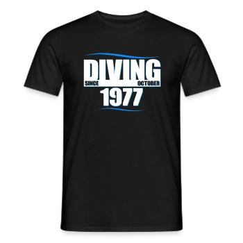 Taucher Geburtstag - Diving since October 1977 - Männer T-Shirt - Schwarz - Vorne - AI Model Male 178 light (178cm)