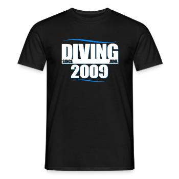Taucher Geburtstag - Diving since Juni 2009 - Männer T-Shirt - Schwarz - Vorne - AI Model Male 178 light (178cm)