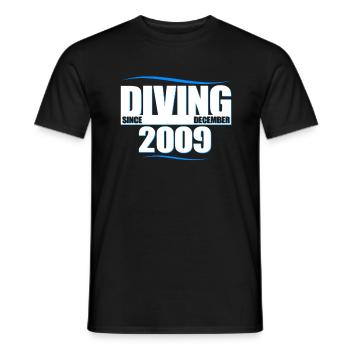 Anniversaire du plongeur - Plongée depuis décembre 2009 - T-shirt homme - noir - Devant - AI Model Male 178 light (178cm)